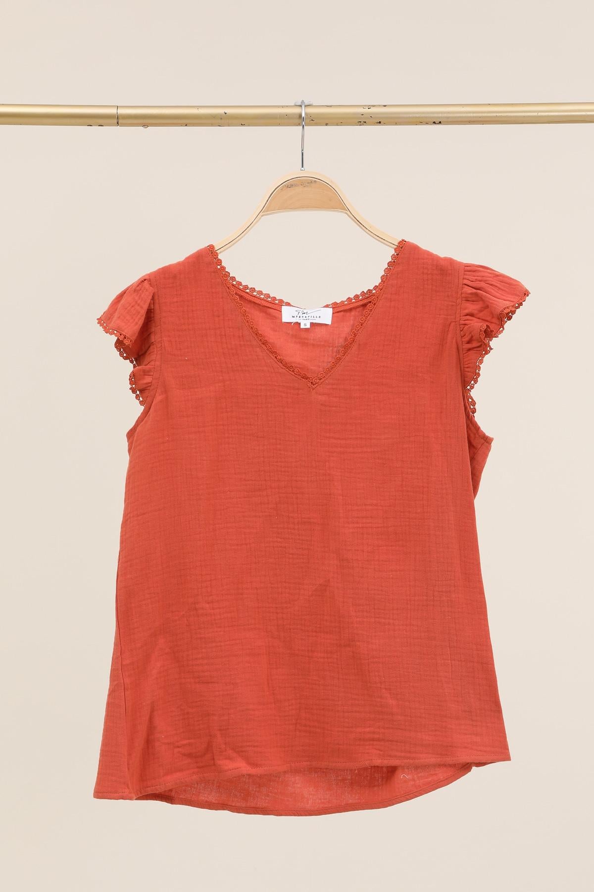 Débardeur col rond manches volantées brodées